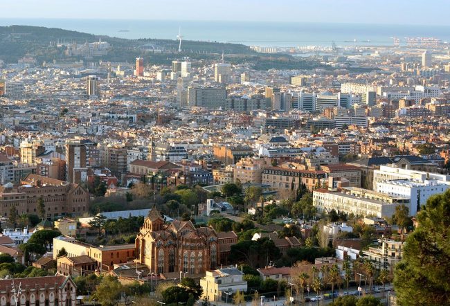 Barcelona.- Monestir de Santa Maria de Valldonzella d’estil modernista neogòtic del 1913 de l’arquitecte Bernadí Martorell – Vista de situació i del seu entorn (3/2015)