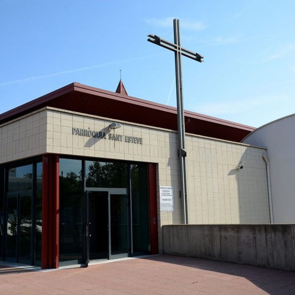 Barcelona.- Església de Sant Esteve. Parròquia creada l'any 1964 en uns locals provisionals i el 19/4/1998 s'inaugura la nova església (9/2017)