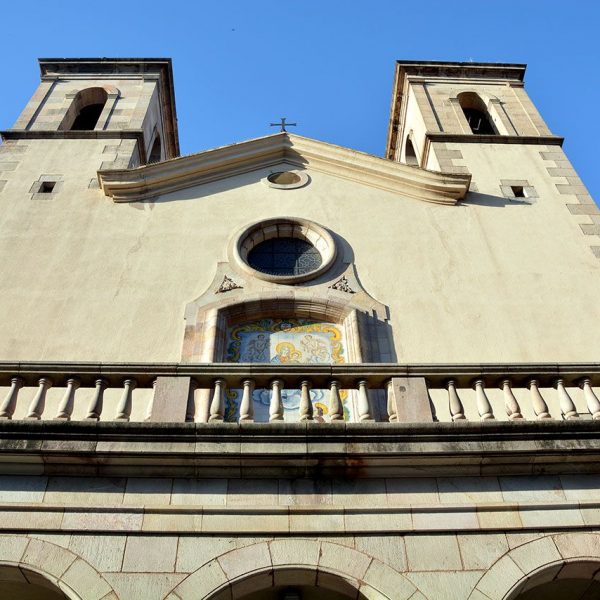 Barcelona.- Església de Sant Pere Nolasc. La façana fou reformada els anys 1940 presentant la portalada coberta per un pòrtic sobre columnes (5/2015)