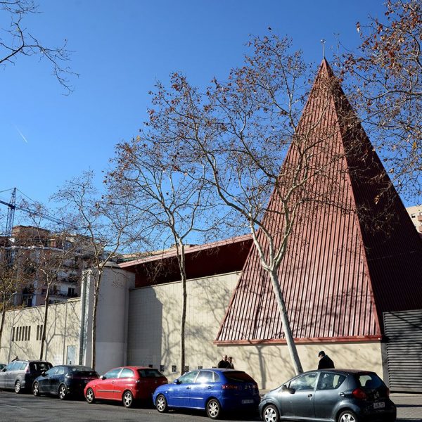 Barcelona.- Església de Sant Esteve. Parròquia creada l'any 1964 en uns locals provisionals i el 19/4/1998 s'inaugura la nova església (9/2017)