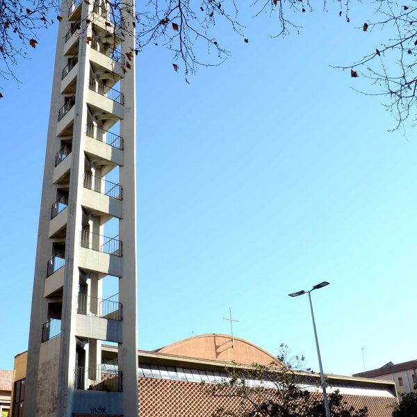 Barcelona.- Església de Sant Pius X, obra de l'arquitecte Josep Soteras (1963). Hi destaca el campanar de gran alçada realitzat de formigó (1/2018)