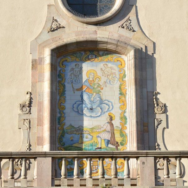 Barcelona.- Església de Sant Pere Nolasc. Sobre el balcó figura un plafó ceràmic de 1947 Mostrant la Mare de Déu de la Mercè i a S. Pere Nolasc (5/2015)