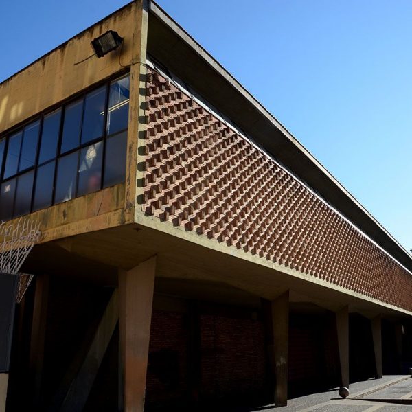 Barcelona.- L'Església de Sant Pius X. es obra de l'arquitecte Josep Soteras (1963). Un voladís forma el porxo al llarg de la façana d’obra vista. (1/2018)