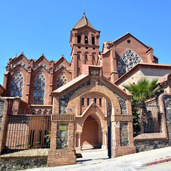 Barcelona.- Monestir de Santa Maria de Valldonzella d’estil modernista neogòtic del 1913 caracteritzat per la utilització del totxo con element primordial - Entrada (3/2015)