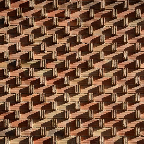 Barcelona.- L'Església de Sant Pius X (1963). Totxanes de cantó serveixen per trencar la uniformitat del llarg voladís de la façana (1/2018)