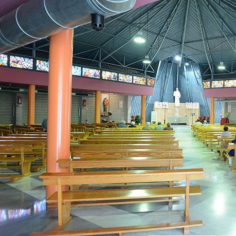 Barcelona.- Església de Sant Esteve. Vista general de l'interior de planta quadrada amb l'altar en el vèrtex on s'aixeca la cúpula piramidal (9/2017)