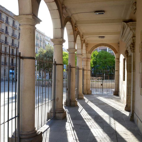Barcelona.- Església de Sant Pere Nolasc. Interior del pòrtic construït sobre columnes fruit d'una reforma de l'any 1947 (5/2015)
