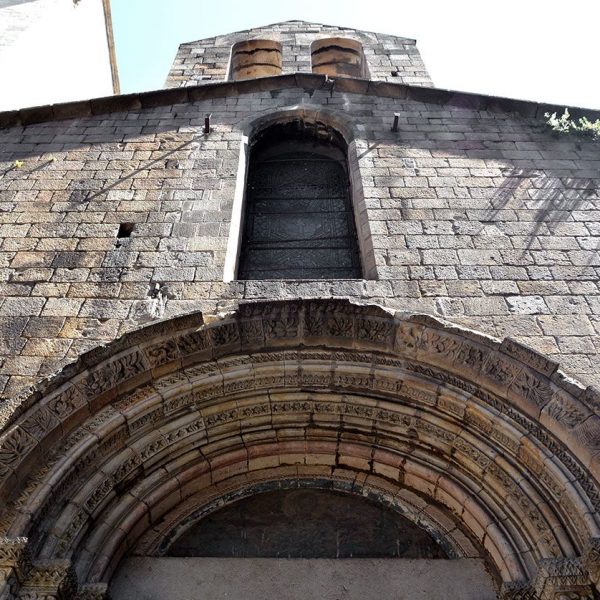 Barcelona.- Capella romànica de Santa Llúcia, va ser construïda entre 1257 i 1268. La porta d'arc de mig punt te columnes i capitells decorats (5/2015)