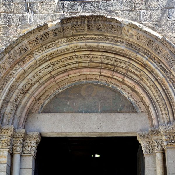 Barcelona.- Capella romànica de Santa Llúcia, va ser construïda entre 1257 i 1268. La porta d'arc de mig punt te columnes i capitells decorats (5/2015)