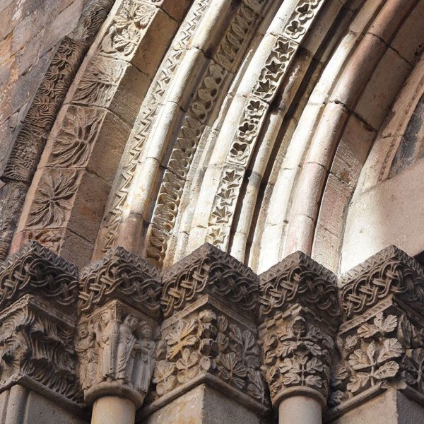 Barcelona.- Capella romànica de Santa Llúcia, va ser construïda entre 1257 i 1268. La porta d'arc de mig punt te columnes i capitells decorats (11/2014)