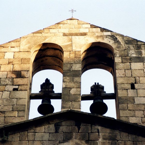 Barcelona.- Capella romànica de Santa Llúcia, va ser construïda entre 1257 i 1268. A la part superior té un campanar d'espadanya de dos ulls (3/2000)