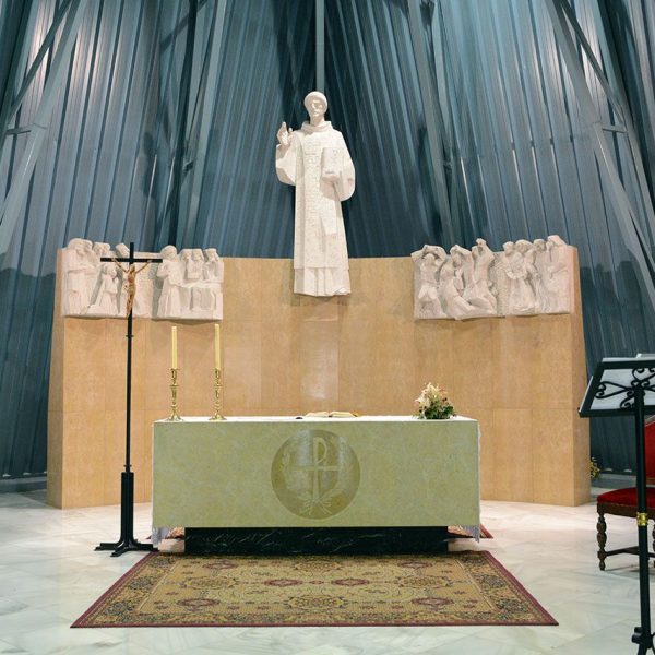 Barcelona.- Església de Sant Esteve. El retaule relata la vida i martiri de Sant Esteve i es obra de Francesc Carulla Serra (9/2017)