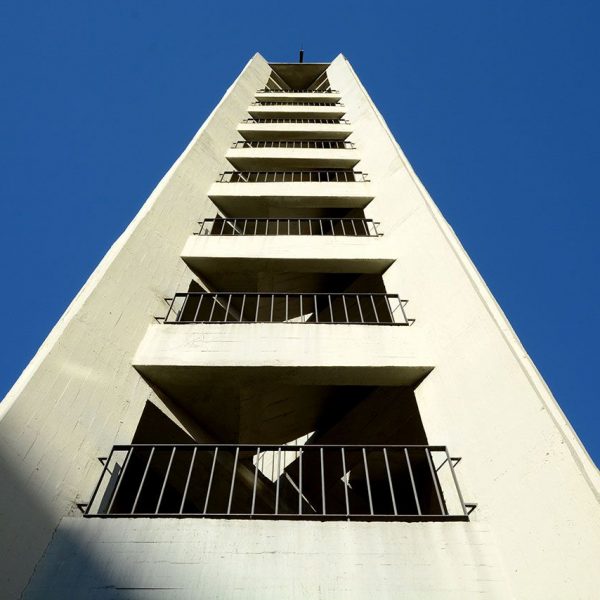 Barcelona.- L'Església de Sant Pius X (1963). El campanar exempt de gran alçada realitzat de formigó armat, està coronat per una gran creu (1/2018)