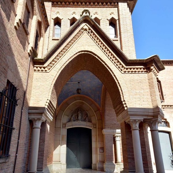 Barcelona.- Monestir de Santa Maria de Valldonzella d’estil modernista neogòtic del 1913 – Entrada de l’església a través d’un porxo quadrat d’arcs parabòlics (3/2015)