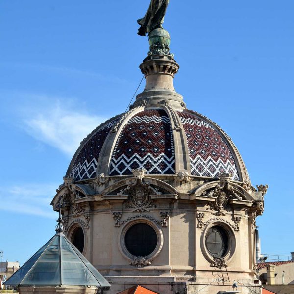 Barcelona.- Basílica barroca de la Mercè construïda entre 1765 i 1775 però d'origen medieval - Cúpula obra de Joan Martorell del 1888 (4/2016)