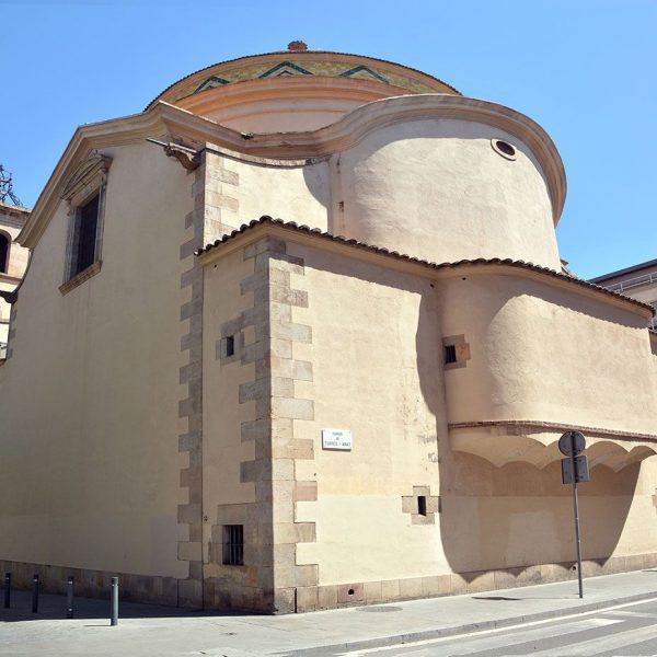 Barcelona.- Església de Sant Pere Nolasc. Vista posterior de la nau en la que s'aprecia la cúpula que corona el presbiteri (5/2015)
