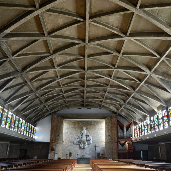 Barcelona.- Església de Sant Pius X de l'arquitecte Josep Soteras (1963). Consta d'una nau tancada amb volta de canó formada per creueries d'arcs parabòlics (9/2017)