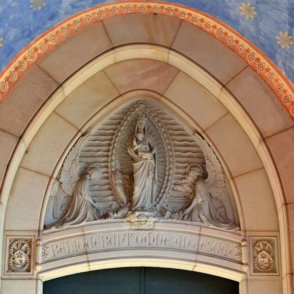 Barcelona.- Monestir de Santa Maria de Valldonzella d’estil modernista neogòtic del 1913 – Timpà de la porta de l’església decorada amb la imatge de la Verge (3/2015)