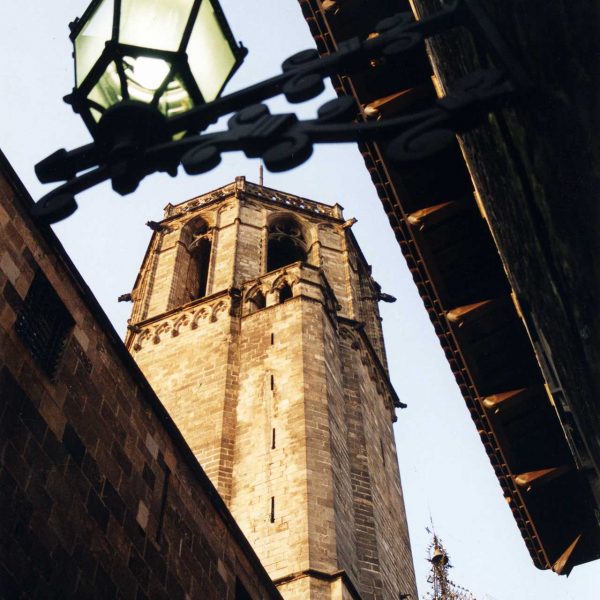 Barcelona.- Catedral de la Santa Creu, gòtica dels S. XIII/XV - Vista d'un dels campanars aixecats sobre el presbiteri , S. XIV/XVI (3/2000)
