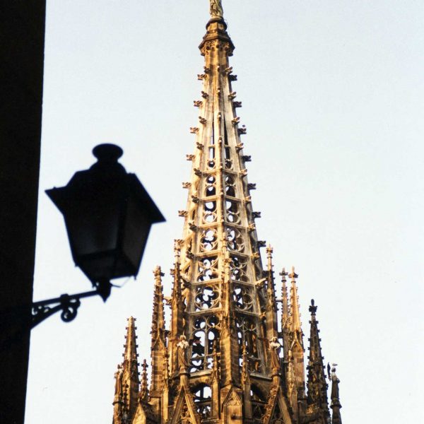 Barcelona.- Catedral de la Santa Creu, gòtica dels S. XIII/XV - El cimbori de 70 Mts. d'altura es va construir entre els anys 1906/1913 (3/2000)