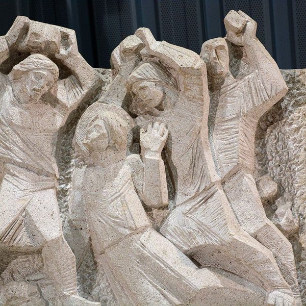 Barcelona.- Església de Sant Esteve. El retaule relata la vida i martiri de Sant Esteve i es obra de Francesc Carulla Serra (9/2017)