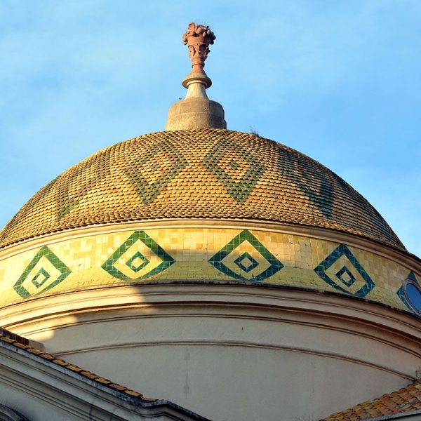 Barcelona.- Església de Sant Pere Nolasc. Vista de la cúpula que corona el presbiteri. Està rematada per un gran gerro de flors (11/2015)