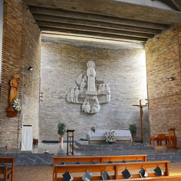 Barcelona.- Església de Sant Pius X de l'arquitecte Josep Soteras (1963). Vista del presbiteri i retaule al·lusiu a Pius X (9/2017)