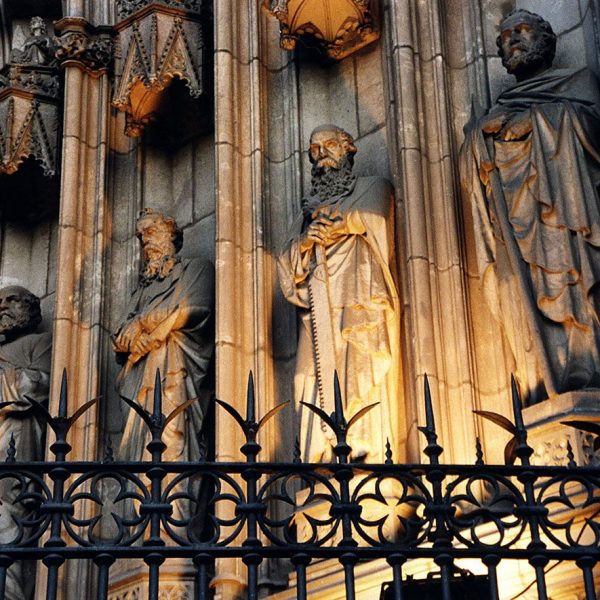 Barcelona.- Catedral de la Santa Creu, gòtica dels S. XIII/XV - Façana sufragada per Manuel Girona en el S. XIX (3/2000)