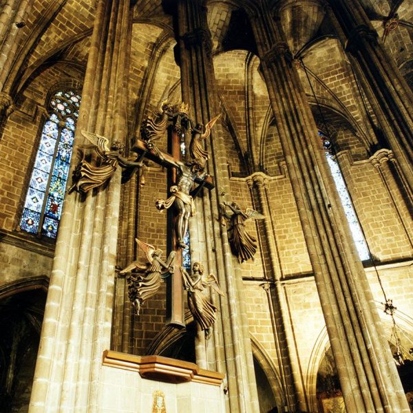 Barcelona.- Catedral de la Santa Creu, gòtica dels S. XIII/XV. Vista del presbiteri i cobertes del deambulatori (10/2002)