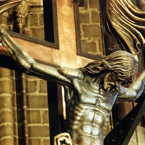 Barcelona.- Catedral de la Santa Creu, gòtica dels S. XIII/XV. Vista del Sant Crist presidint l'altar Major (10/2002)