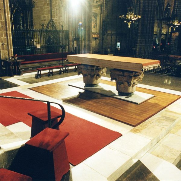 Barcelona.- Catedral de la Santa Creu, gòtica dels S. XIII/XV. Vista del presbiteri amb l'altar sostingut amb capitells de tipus califal (10/2002)