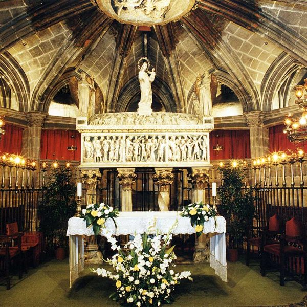 Barcelona.- Catedral de la Santa Creu, gòtica dels S. XIII/XV. Cripta amb el reliquiari gòtic de marbre policromat de Santa Eulàlia del 1399 (10/2002)