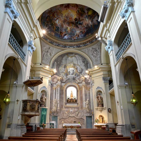 Barcelona.- Església de Sant Pere Nolasc. Vista de l'interior d'una sola nau amb quatre capelles laterals i tribuna superior (11/2015)