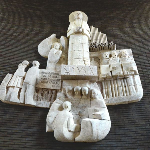 Barcelona.- Església de Sant Pius X de l'arquitecte Josep Soteras (1963). Vista del retaule al·lusiu a Pius X (9/2017)