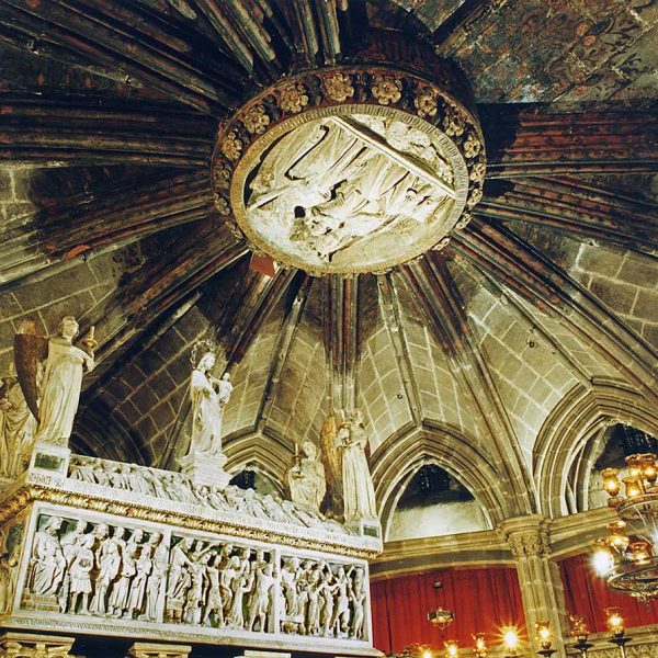 Barcelona.- Catedral de la Santa Creu, gòtica dels S. XIII/XV. Cripta amb el reliquiari gòtic de marbre policromat de Santa Eulàlia del 1399(10/2002)