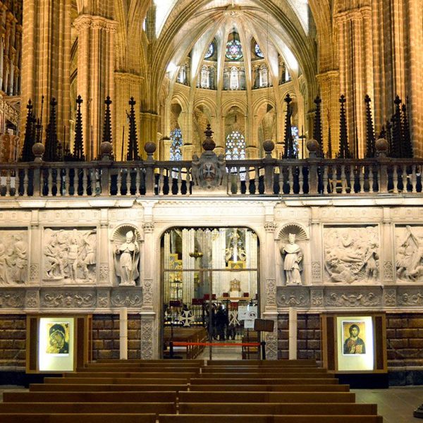 Barcelona.- Catedral de la Santa Creu, gòtica dels S. XIII/XV - Reracor de marbre iniciat a partir de 1517 per Rafat Ordóñez (10/2002)