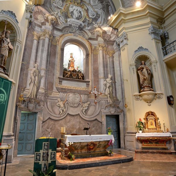 Barcelona.- Església de Sant Pere Nolasc. Vista d'un fals retaule presidit per la Verge de la Mercè pintat per Joseph Flaugier (11/2015)