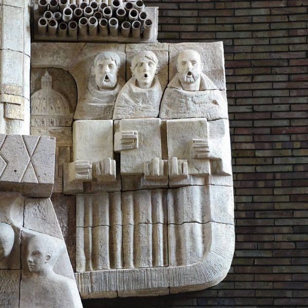 Barcelona.- Església de Sant Pius X de l'arquitecte Josep Soteras (1963). Vista del retaule al·lusiu a Pius X (9/2017)