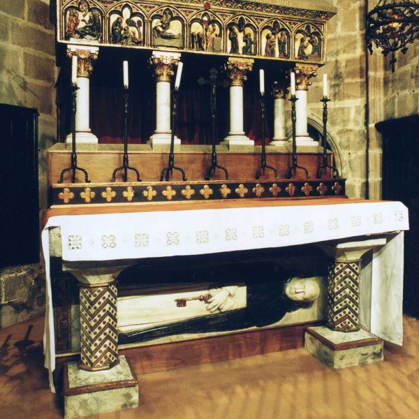 Barcelona.- Catedral de la Santa Creu. Sepulcre de Ramon de Penyafort va ser traslladat el 1838 des del enderrocat convent de Santa Catalina (10/2002)