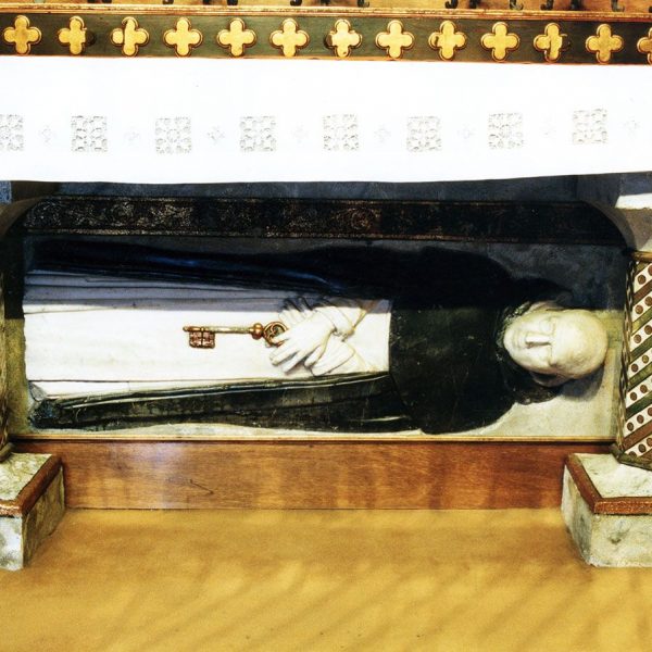 Barcelona.- Catedral de la Santa Creu. Sepulcre de Ramon de Penyafort va ser traslladat el 1838 des del enderrocat convent de Santa Catalina (10/2002)