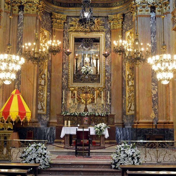 Barcelona.- Basílica barroca de la Mercè construïda entre 1765 i 1775 però d'origen medieval - Vista del presbiteri i de l'altar (11/2015)