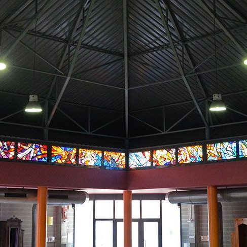 Barcelona.- Església de Sant Esteve - L'Església esta recorreguda per una sanefa de vidrieres que son obra de Pere Cánovas (9/2017)