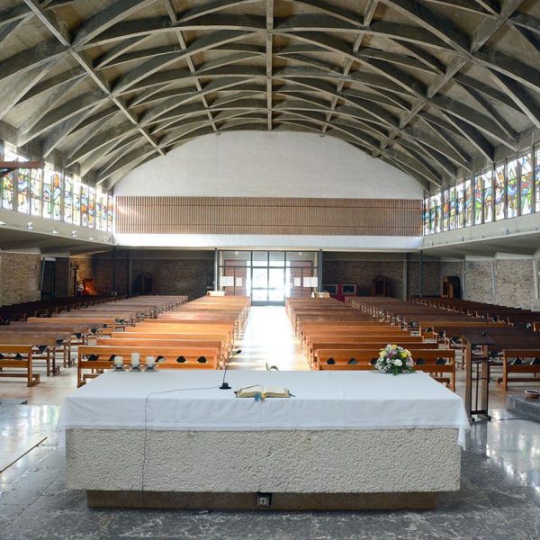 Barcelona.- Església de Sant Pius X de l'arquitecte Josep Soteras (1963). Consta d'una nau tancada amb volta de canó formada per creueries d'arcs parabòlics (9/2017)