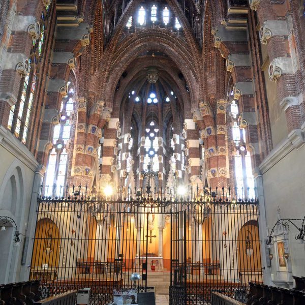 Barcelona.- Església del Monestir de Sta. Maria de Valldonzella consagrada l’any 1922 d’una sola nau coberta ta amb voltes ogivals nervades il·luminada amb magnífics finestrals (3/2015)