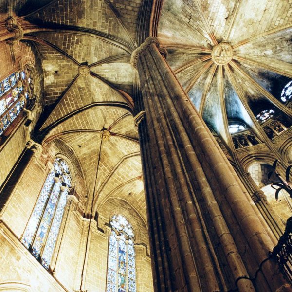 Barcelona.- Catedral de la Santa Creu, gòtica dels S. XIII/XV, Vista del presbiteri i cobertes del deambulatori (10/2002)