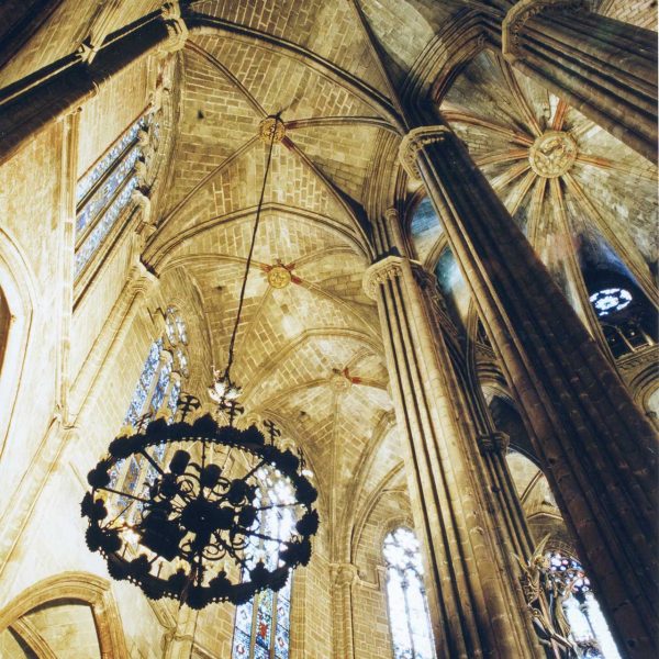 Barcelona.- Catedral de la Santa Creu, gòtica dels S. XIII/XV, Vista del presbiteri i cobertes del deambulatori (10/2002)