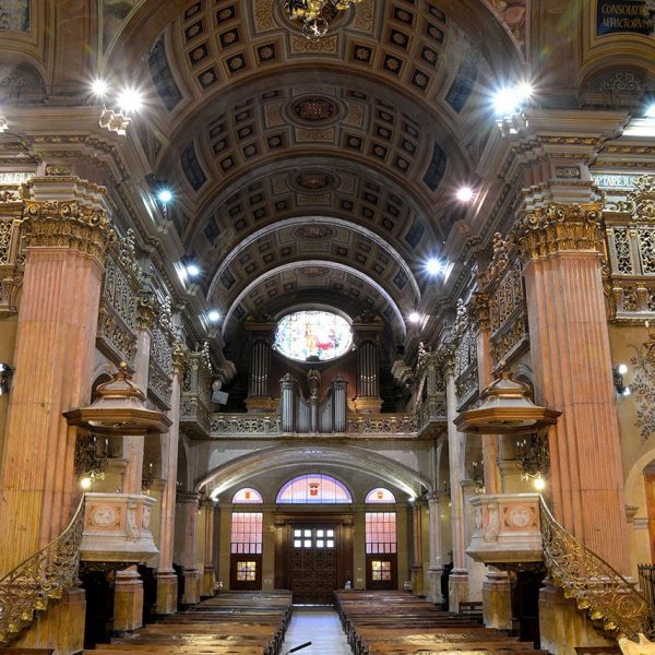 Barcelona.- Basílica barroca de la Mercè construïda entre 1765 i 1775 però d'origen medieval - Vista del fons de la nau (11/2015)