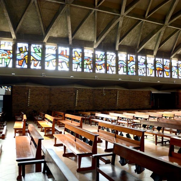 Barcelona.- Església de S. Pius X de l'arquitecte Josep Soteras (1963). Al llarg del laterals unes vidrieres de colors omplen de lluminositat el temple (9/2017)