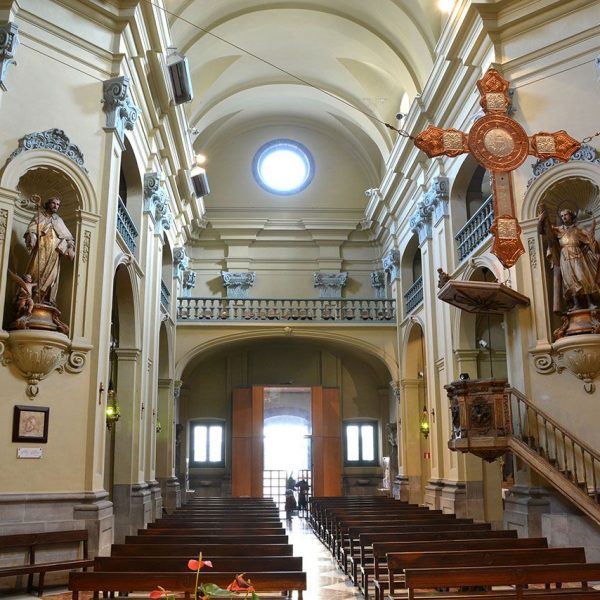 Barcelona.- Església de Sant Pere Nolasc. Vista dels peus de la nau amb les capelles laterals i tribuna superior (11/2015)