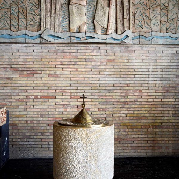 Barcelona.- Església de Sant Pius X de l'arquitecte Josep Soteras (1963). Vista de la capella baptismal (9/2017)